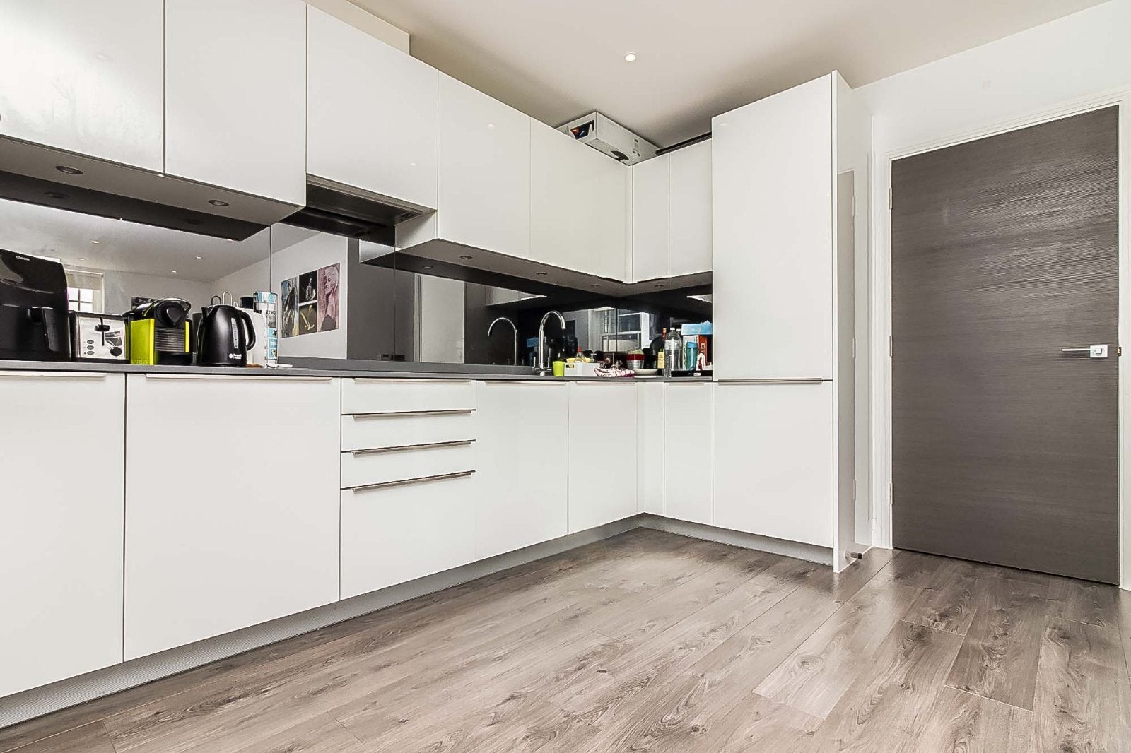 Flat Kew Bridge Road in Greater London
