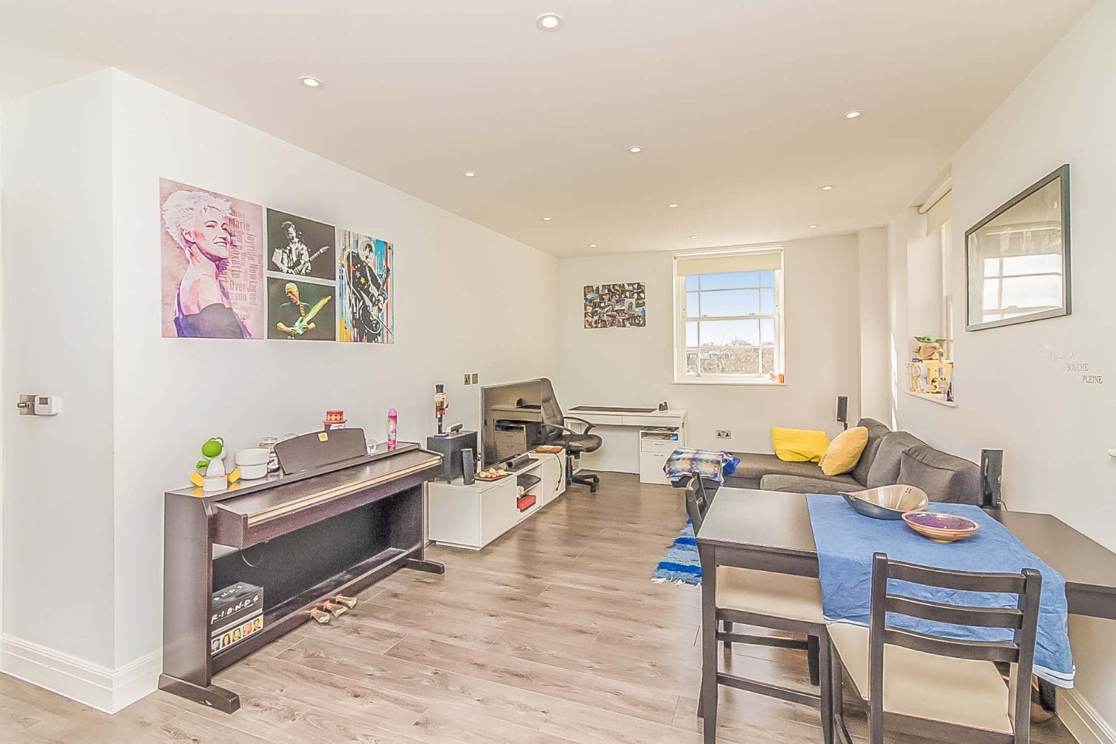 Flat Kew Bridge Road in Greater London