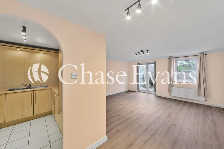 Flat Schooner Close in Greater London
