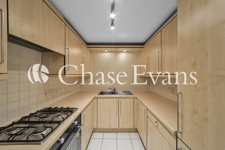 Flat Schooner Close in Greater London