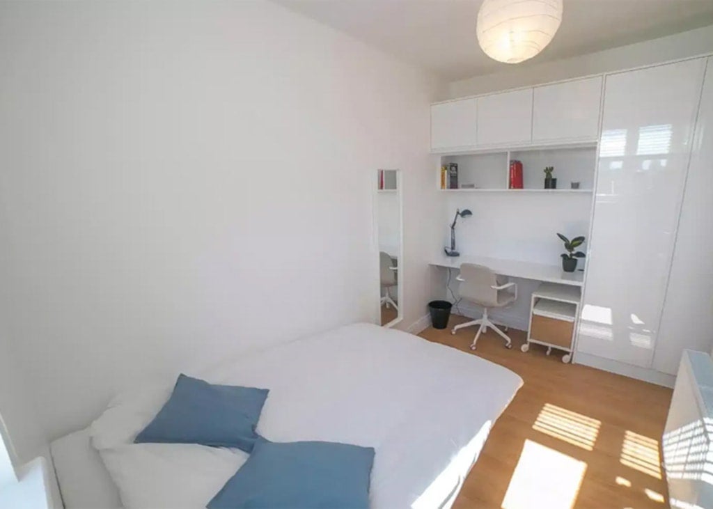Room West Green Road in Greater London