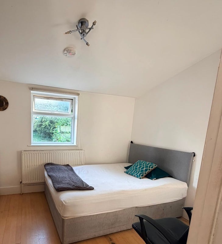 Room Crescent Road in Greater London