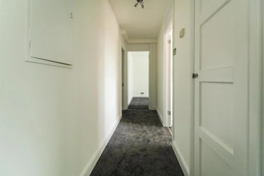 Flat Priory Road in Slough