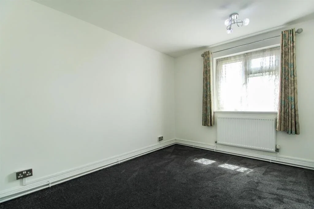 Flat Priory Road in Slough