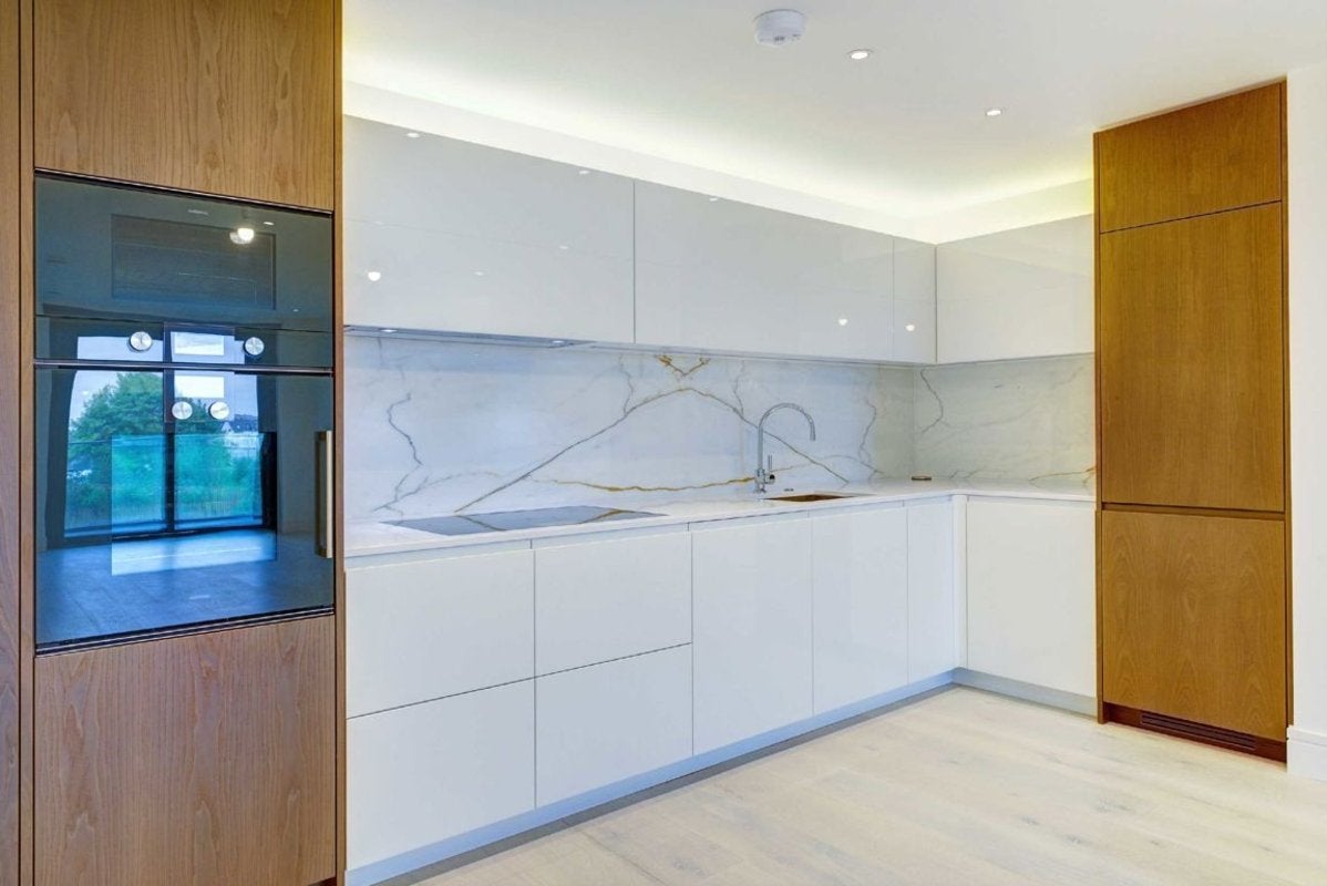 Flat Harbour Avenue in Greater London