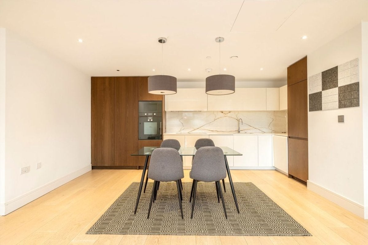 Flat Harbour Avenue in Greater London