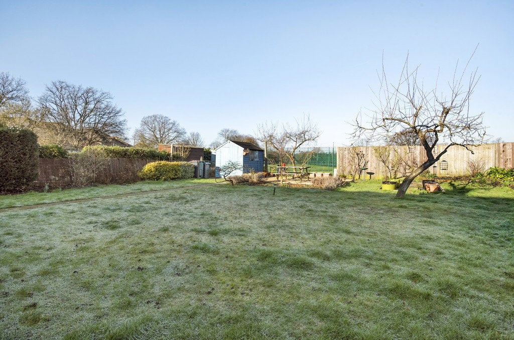 Flat Grove Park Road in Greater London