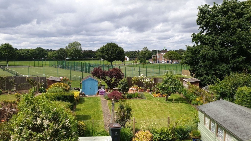 Flat Grove Park Road in Greater London