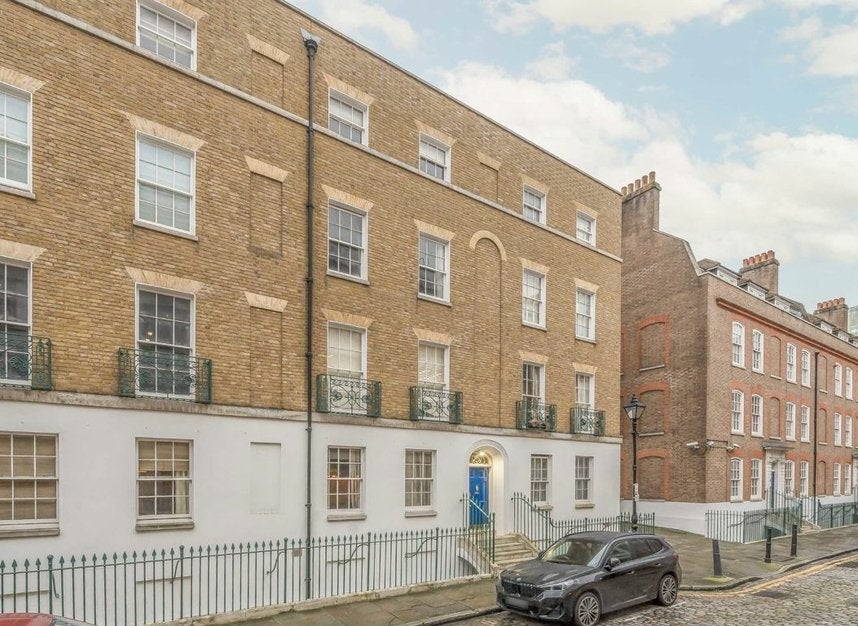 Flat Folgate Street in Greater London