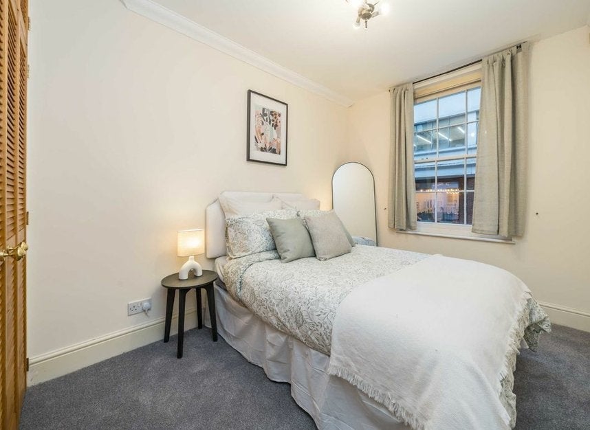 Flat Folgate Street in Greater London