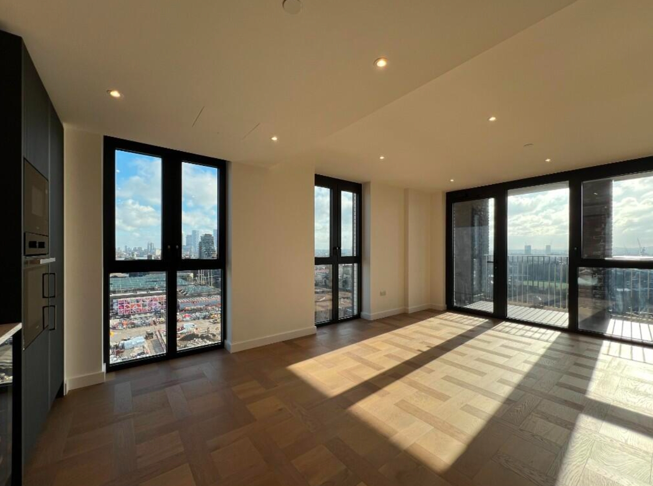 Flat Prusom Street in Greater London
