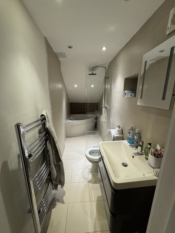 Room Queen's Road in Greater London
