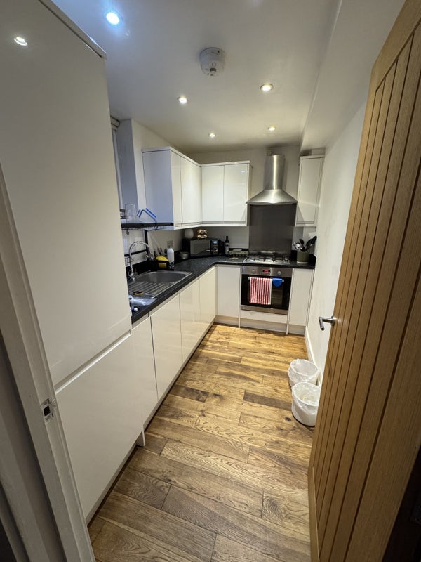 Room Queen's Road in Greater London