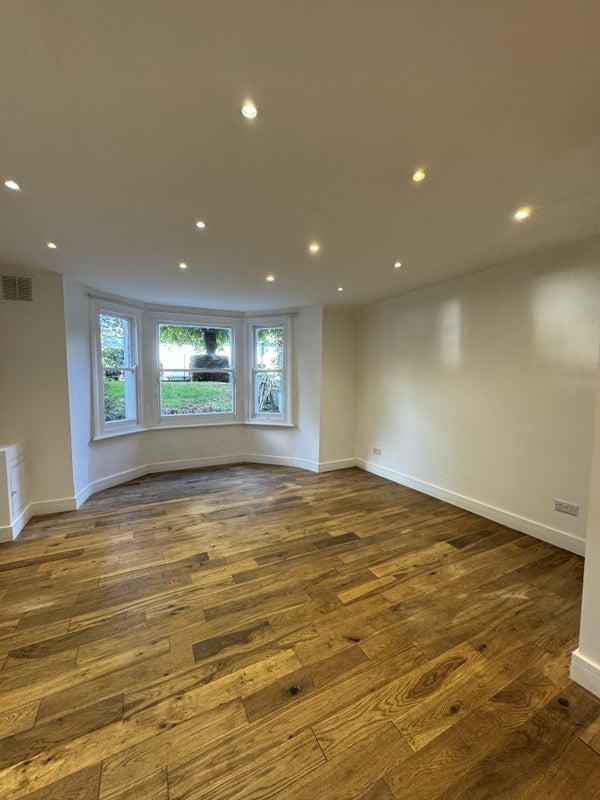 Room Queen's Road in Greater London