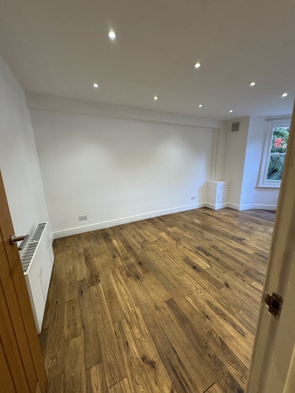 Room Queen's Road in Greater London
