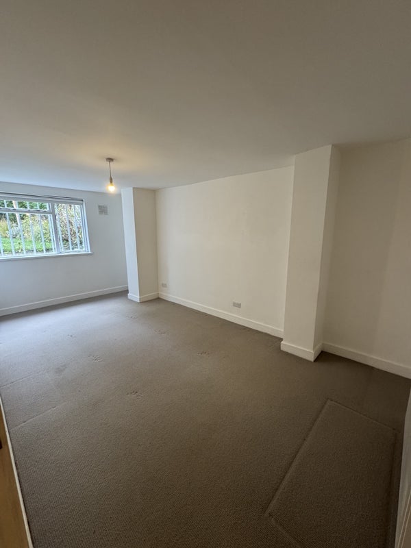 Room Queen's Road in Greater London