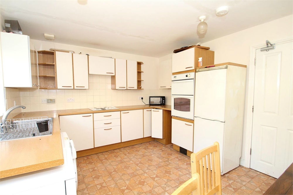 Room Willow Crescent West in Denham