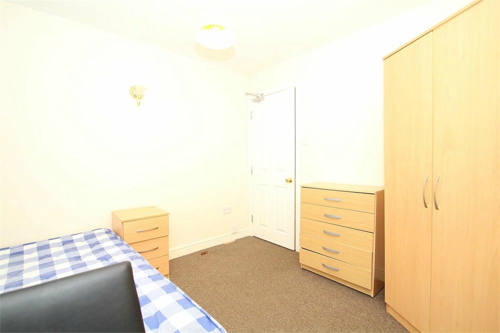 Room Willow Crescent West in Denham