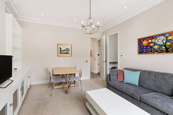 Flat Eardley Crescent in Greater London