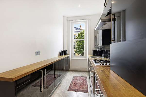 Flat Eardley Crescent in Greater London