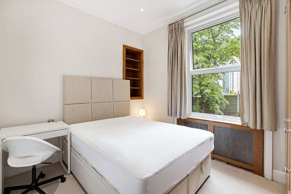 Flat Eardley Crescent in Greater London