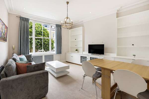 Flat Eardley Crescent in Greater London