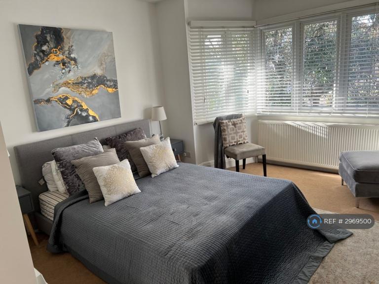 Room The Vale in Greater London