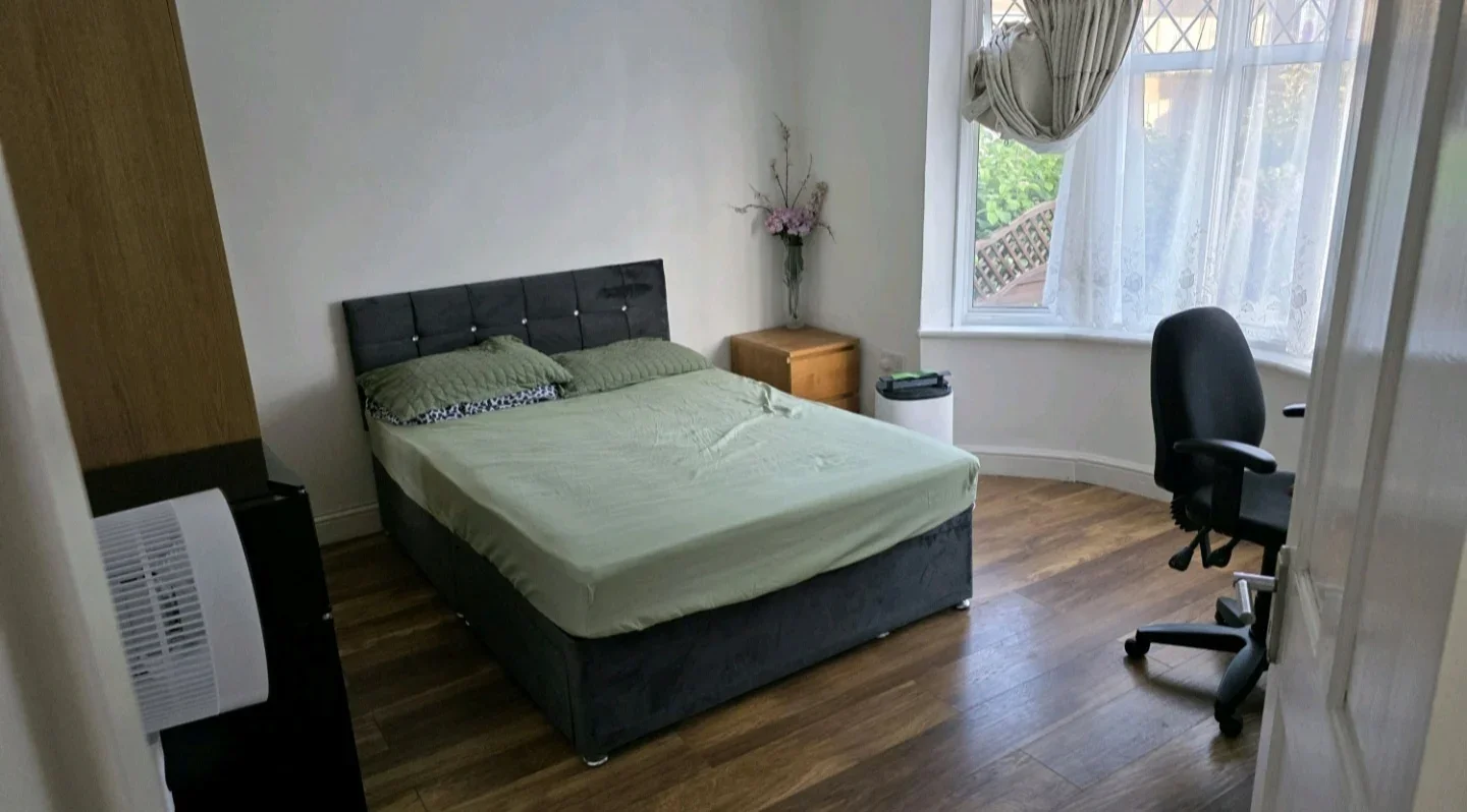 Room Exeter Road in Greater London