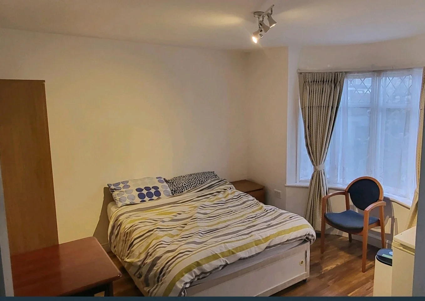 Room Exeter Road in Greater London
