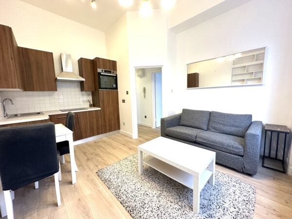 Flat Hazlitt Mews in Greater London