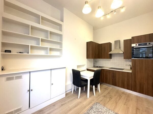 Flat Hazlitt Mews in Greater London
