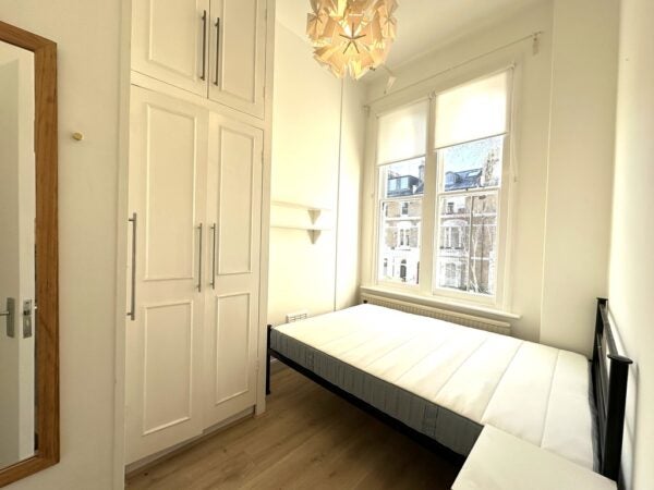 Flat Hazlitt Mews in Greater London