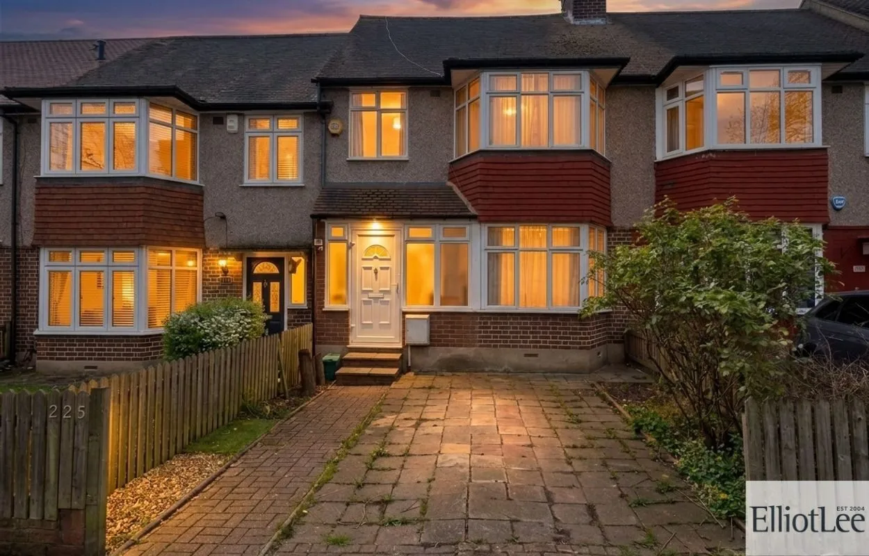 House Whitton Avenue East in Greater London