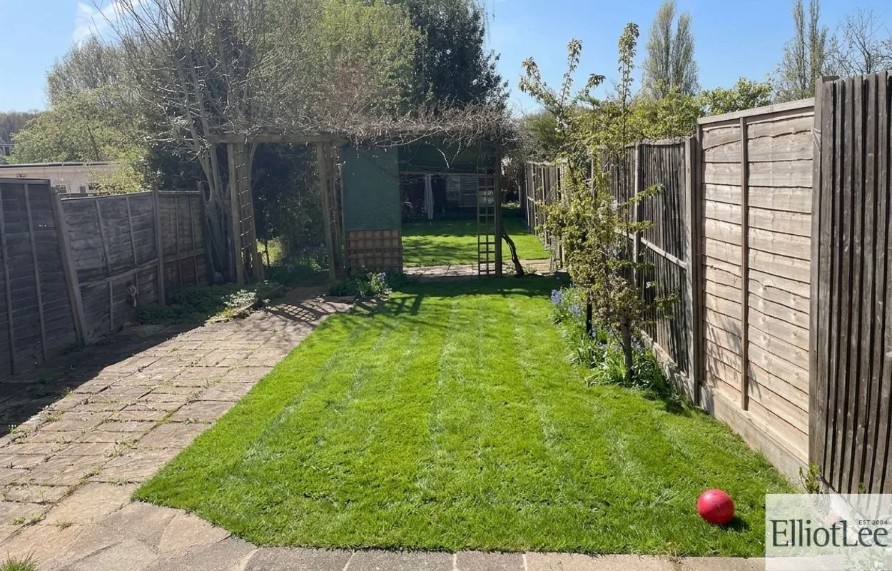 House Whitton Avenue East in Greater London