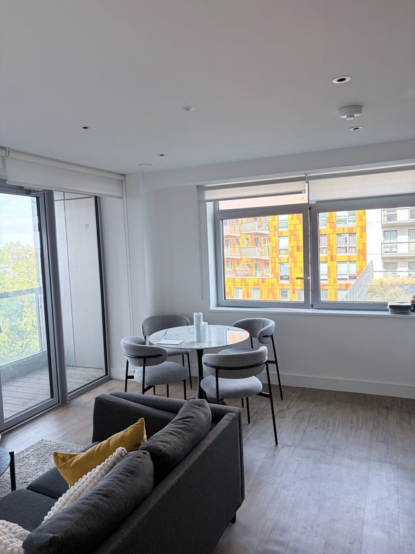 Room Barking Road in Greater London