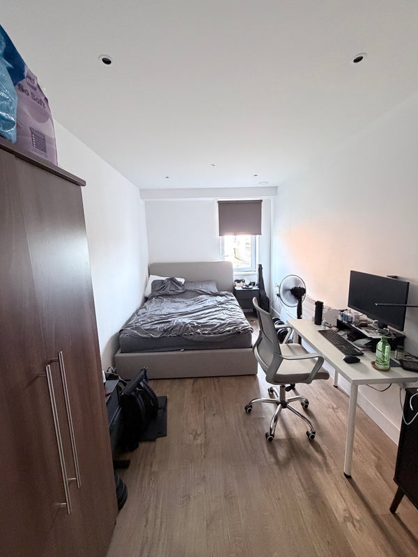 Room Barking Road in Greater London