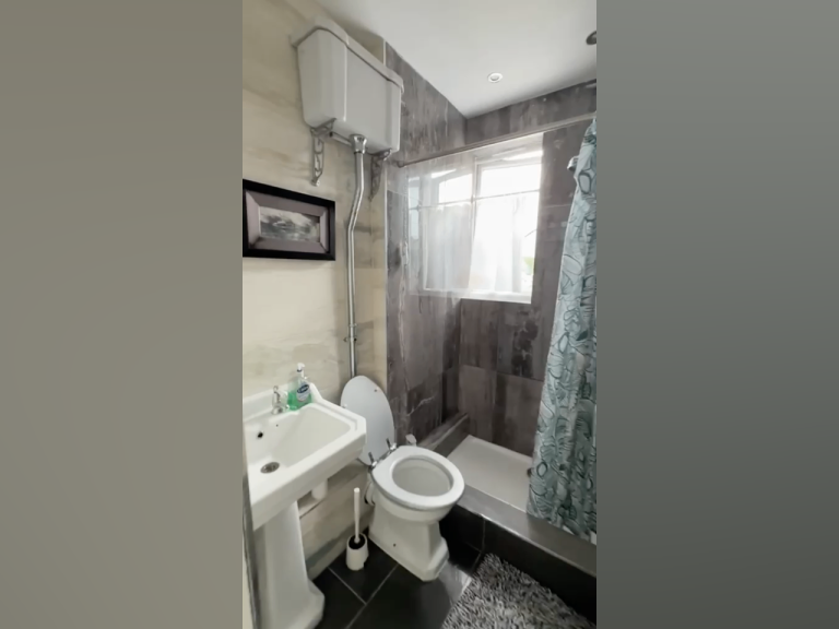 Room Bellsdyke Road in Larbert