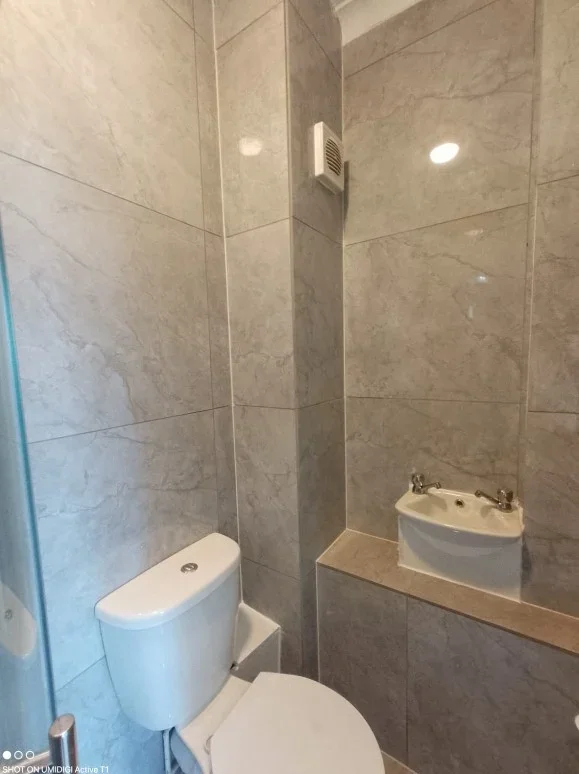Room Court Road in Greater London