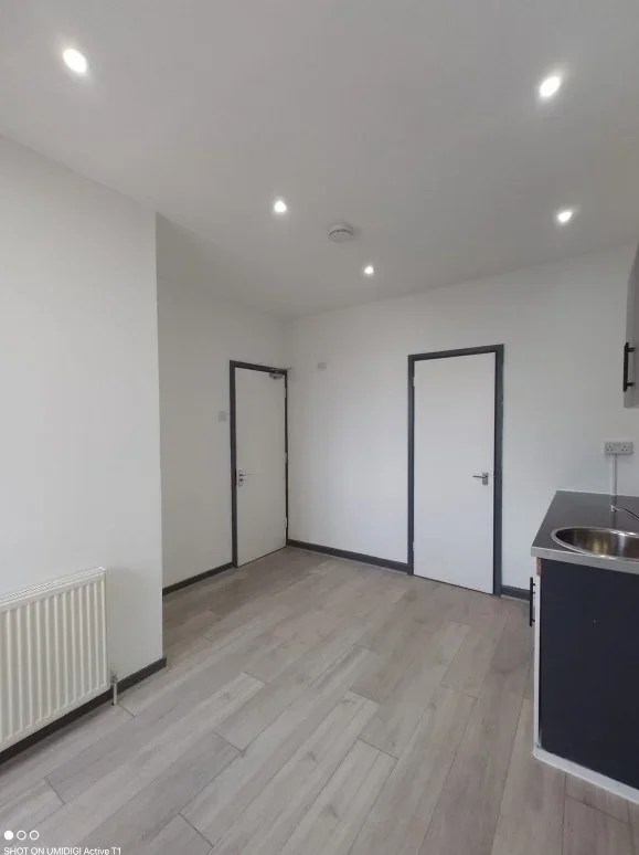 Room Court Road in Greater London