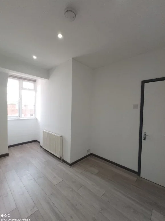 Room Court Road in Greater London