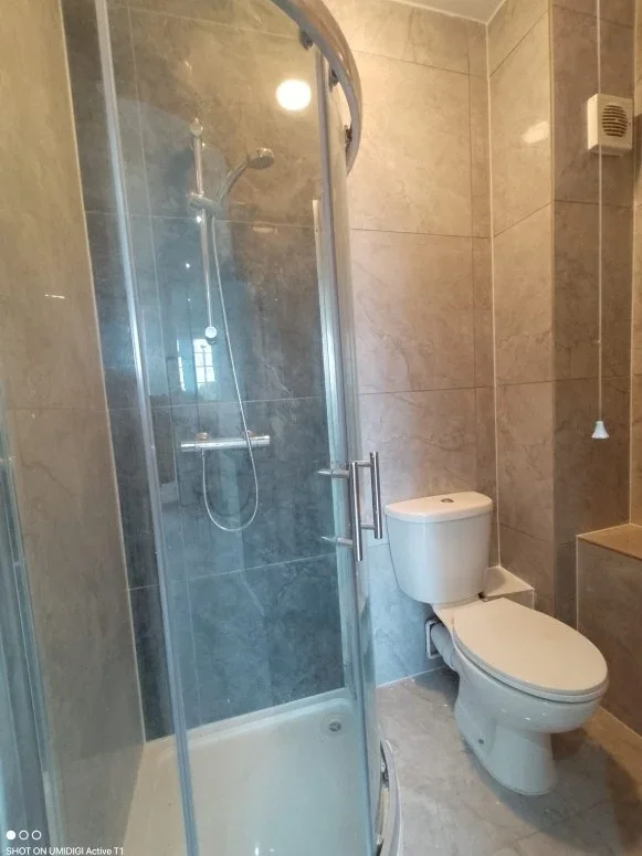 Room Court Road in Greater London