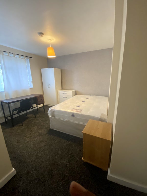 Room Thimbler Road in Coventry