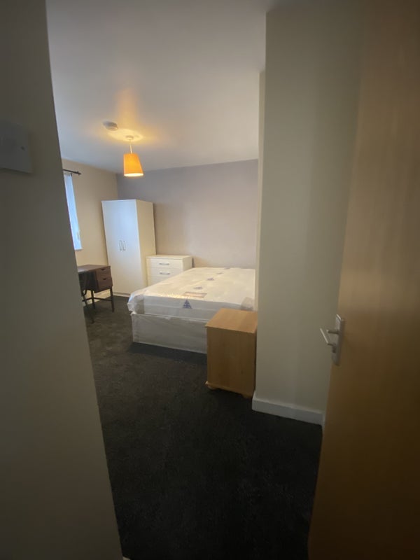 Room Thimbler Road in Coventry