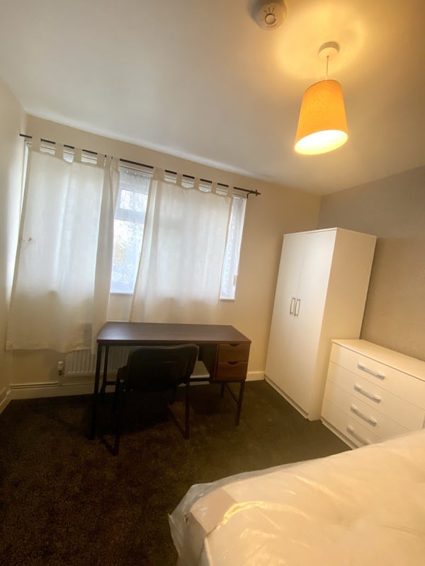 Room Thimbler Road in Coventry