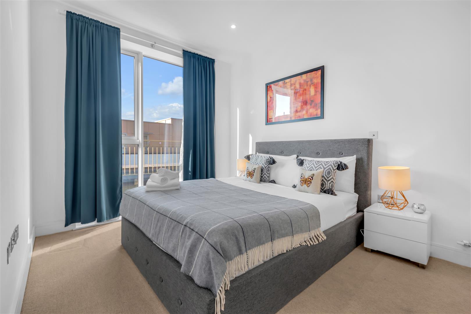 Flat Lampton Road in Greater London