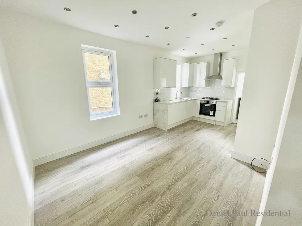 Flat Boston Road in Greater London