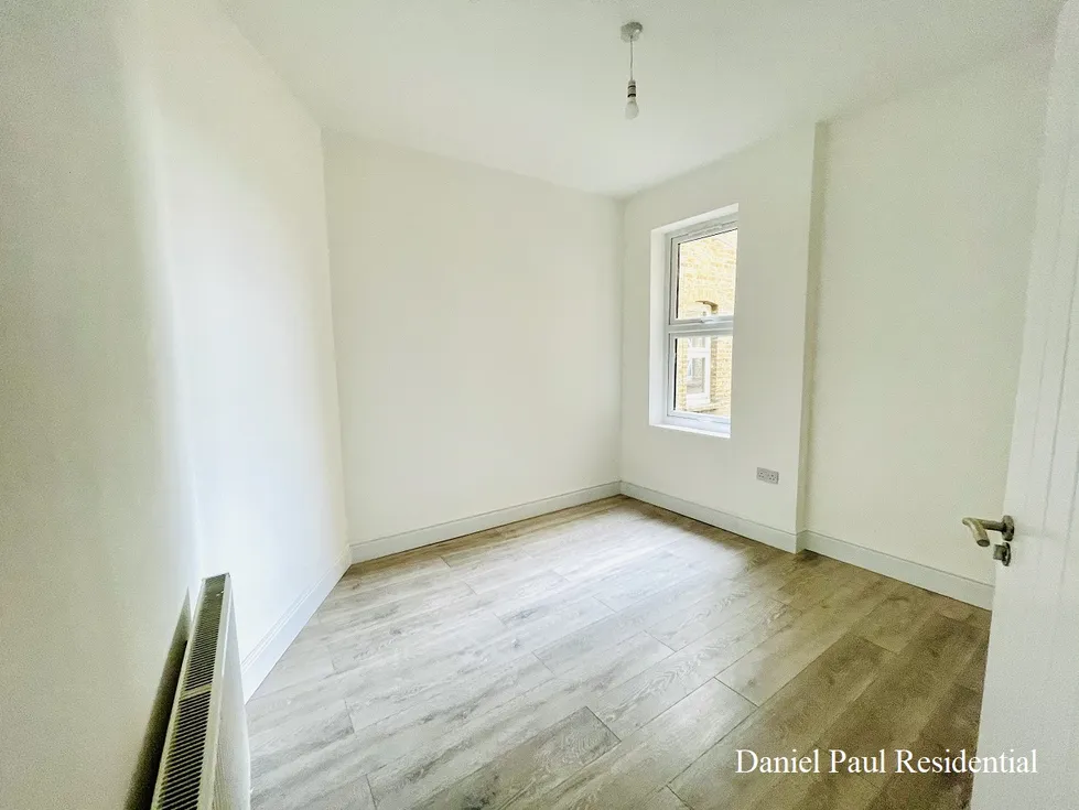 Flat Boston Road in Greater London