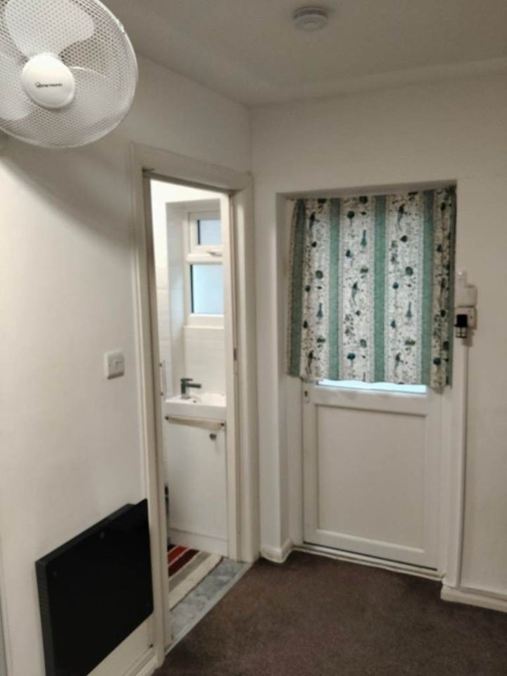 Room Stanwell Road in Greater London