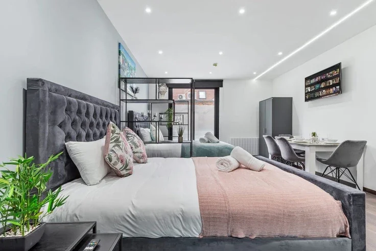 Room Woodstock Road in Greater London