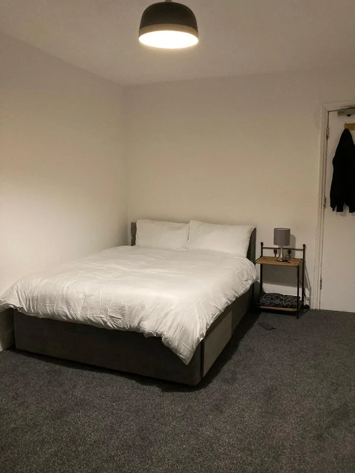 Room Forest Road in Greater London
